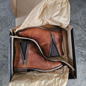 Frye Chelsea boot